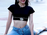 可爱小姐姐劈叉,展现柔美身姿